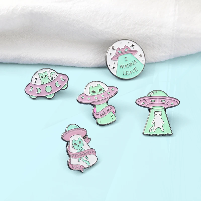 Basin Pick Spaceship Toilet Alien Space Cat Green Alien Metal Badge Punk Lapel Brooch Jewelry Creative Alien Enamel Pin Wreath