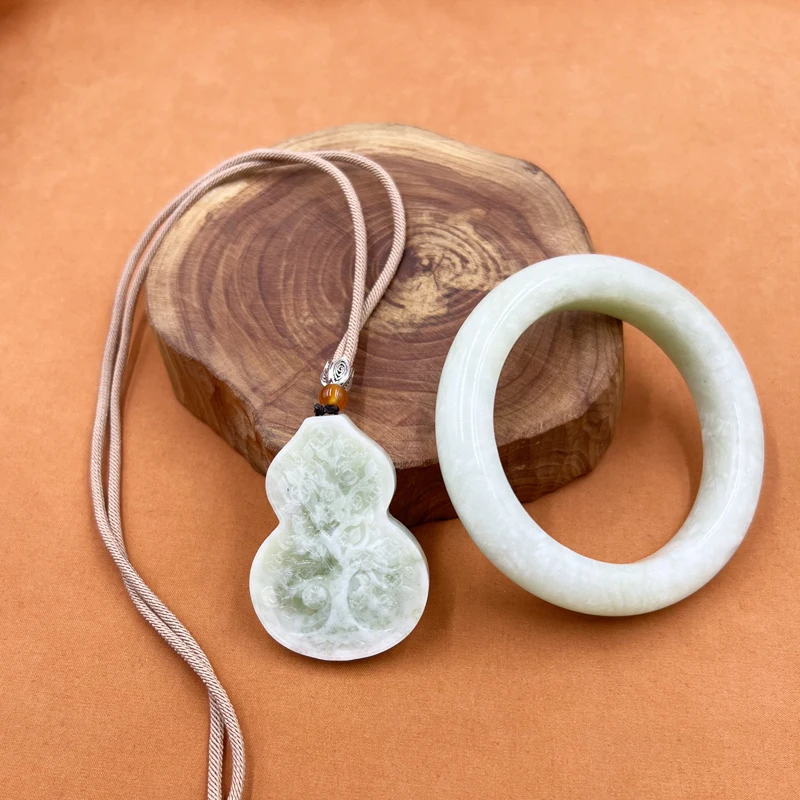 

Набор из браслета и кулона из натурального нефрита, подлинные китайские украшения из нефрита ручной работы для женщин, премиальный браслет из целебного камня.