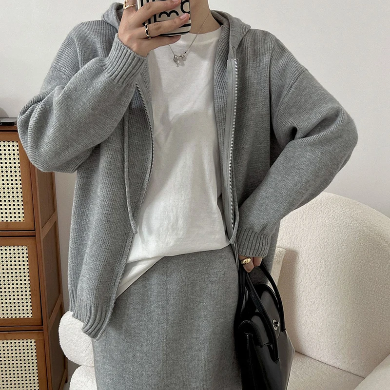 

Универсальный повседневный комплект спортивной одежды, женская осень/зима 2025, новая толстовка с капюшоном, вязаный свитер, куртка + юбка, комплект из двух предметов