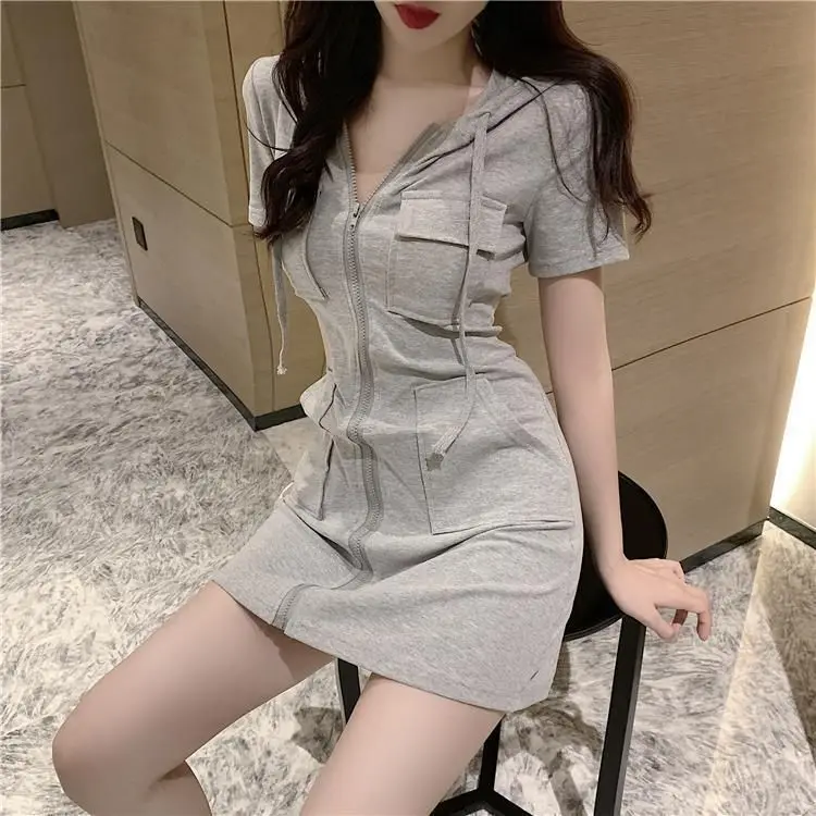 Vestido casual com zíper e capuz, manga curta, corte justo, cintura marcada, saia curta, estilo coreano doce ou salgado