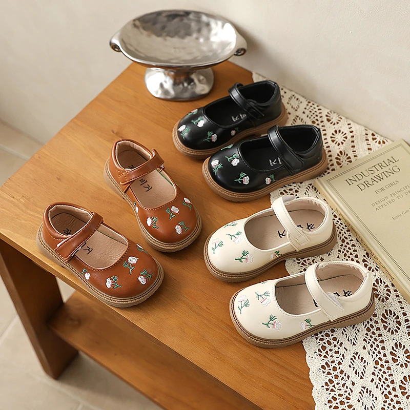 

Новые модные кожаные туфли для девочек в стиле принцессы, весна 2026, детские танцевальные туфли с цветами в национальном стиле, туфли-балетки для малышей