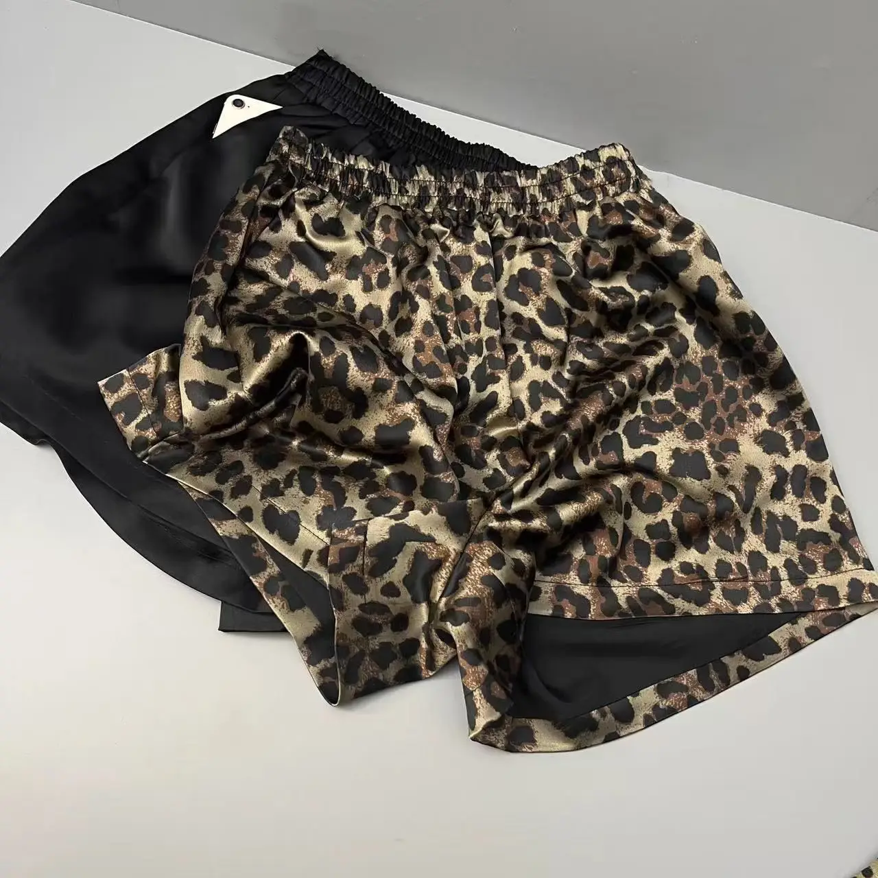 Shorts casuais soltos de cintura alta com estampa de leopardo Calças femininas de cetim em forma de A com pernas largas