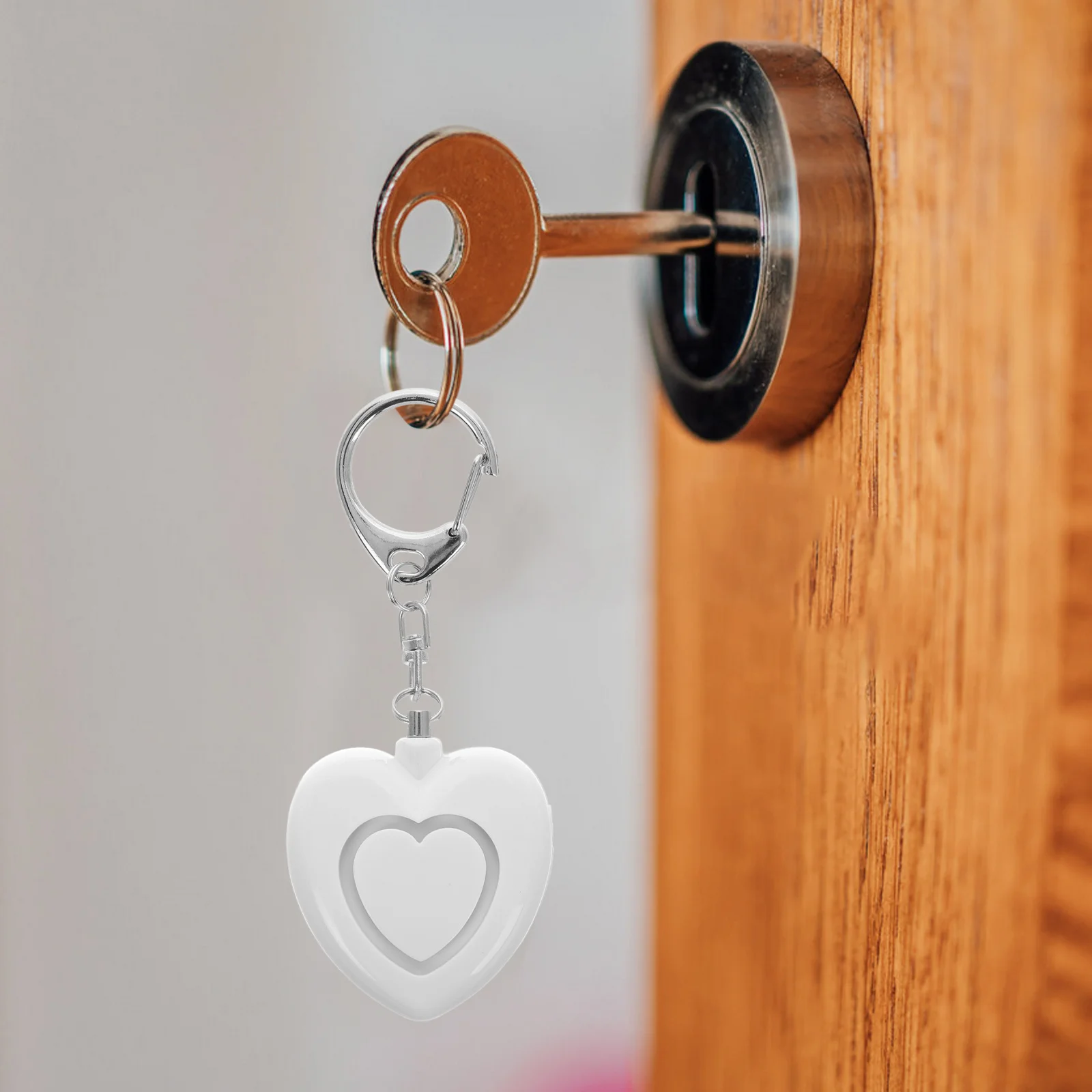 Women Keychain Alarm Heart-Shaped Design Loud Sound Deter Attackers Reusable Long-Lasting Security Accessory Key Chain Alarm