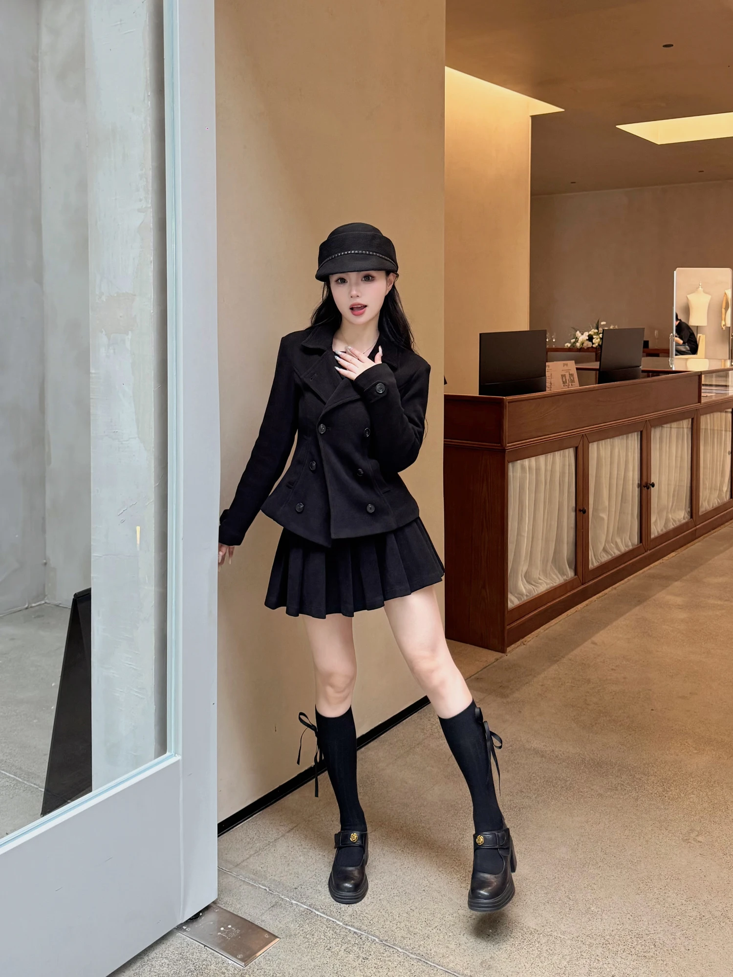 

Винтажный комплект: блузка с двубортным воротником и плиссированная юбка. Женский осенний наряд в стиле ретро. Модный комплект из двух предметов.