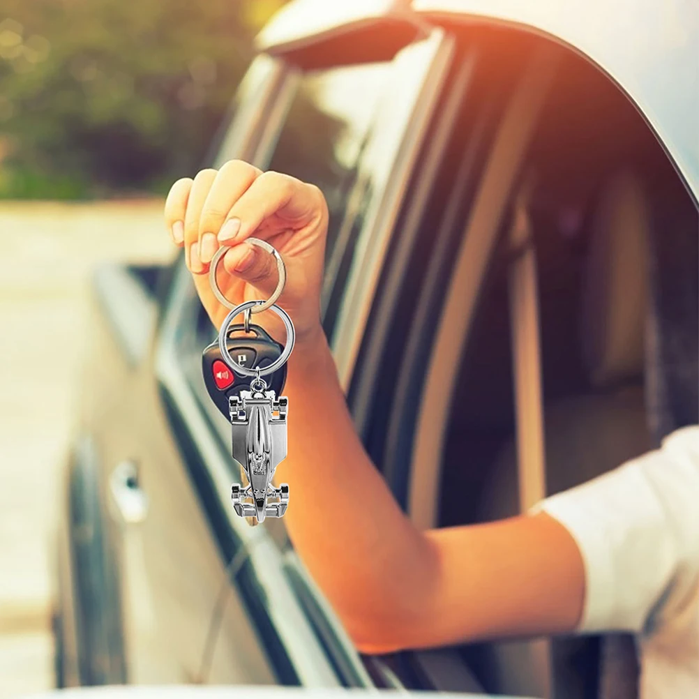 2 ชิ้นรถแข่งพวงกุญแจโลหะผสมสังกะสีที่ทนทานการออกแบบที่หรูหราอเนกประสงค์ใช้ขนาดกะทัดรัดน้ําหนักเบาไอเดียของขวัญผู้ถือกุญแจรถ