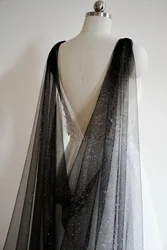 Voile de mariée en tulle noir à paillettes avec petite épingle sur l'épaule