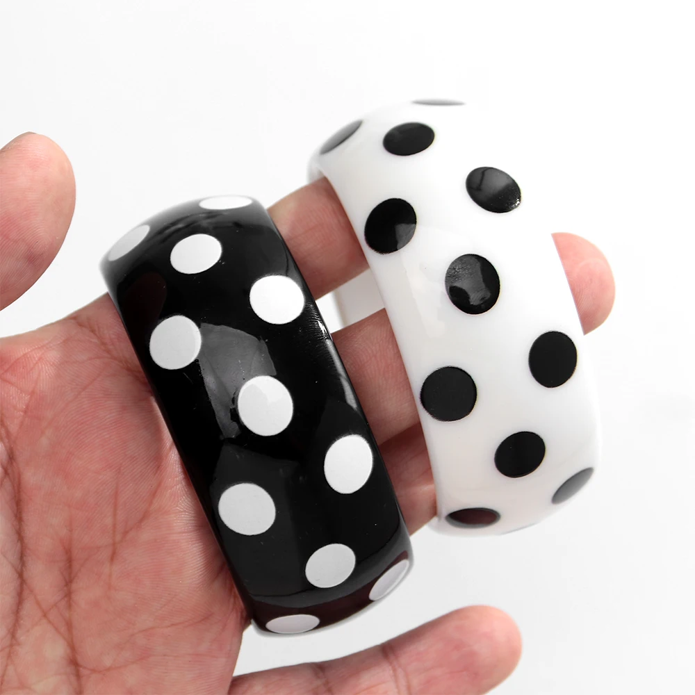 Retro Schwarz-Weißer Acryl-Armreif für Damen, Modischer Harz-Armreif mit Polka-Dot-Druck, Stapelbare Breite Armbänder, Statement-Schmuck Geschenk – Detail 5