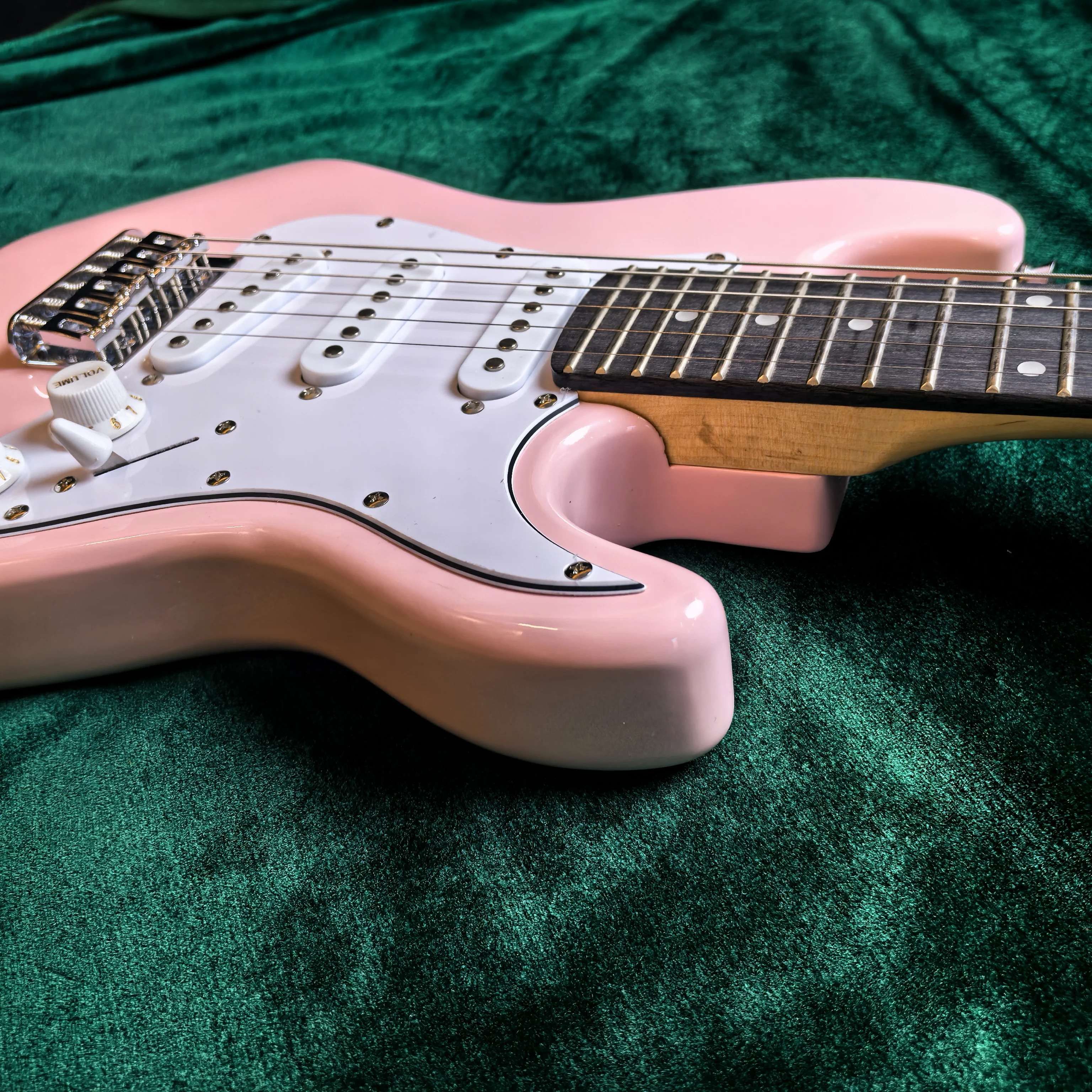 موديل أطفال، جيتار كهربائي وردي مكون من 6 أوتار، جيتار كهربائي صغير 24 بوصة، تباعد سلسلة 492 مم، طول الجيتار الإجمالي 80 سم.