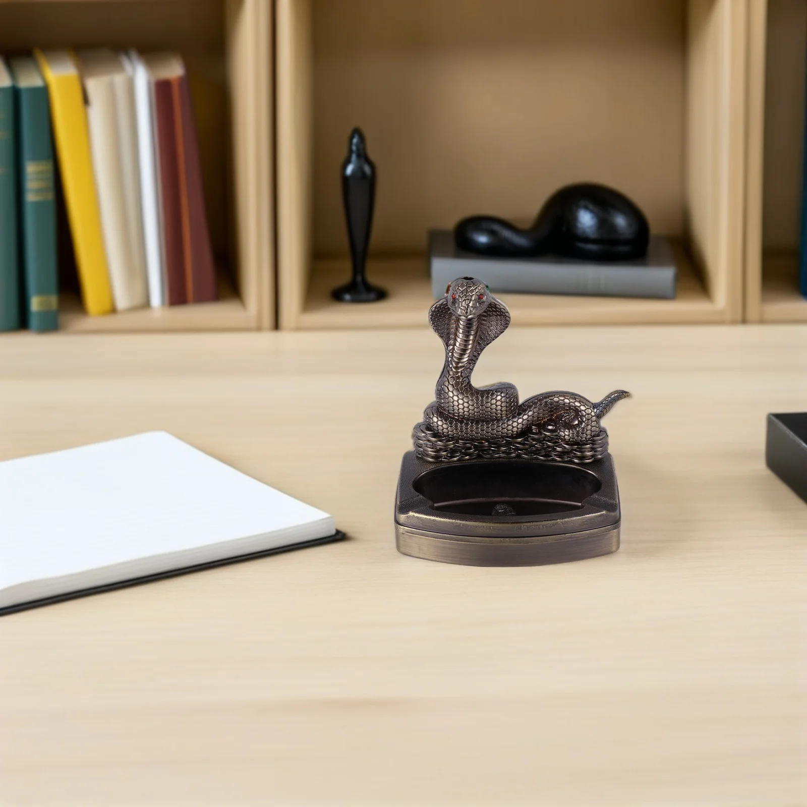 

Metal Ashtray Creative Desktop Decoration Holder Home Office Hotel Restaurant Artistic Design Premium Material Unique