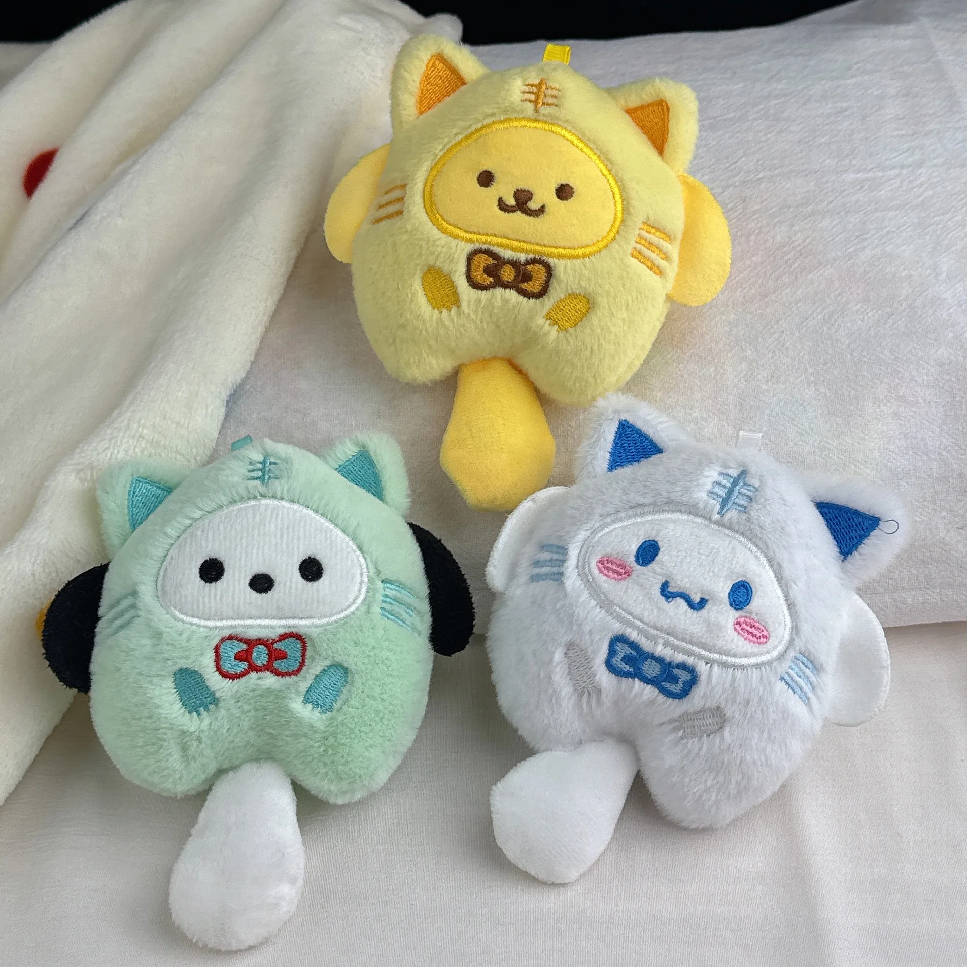 مرحبا كيتي لطيف أفخم دمية محشوة المفاتيح أنيمي الطرفية كورومي على ظهره سلسلة معلقة هدايا العيد للبنين والبنات