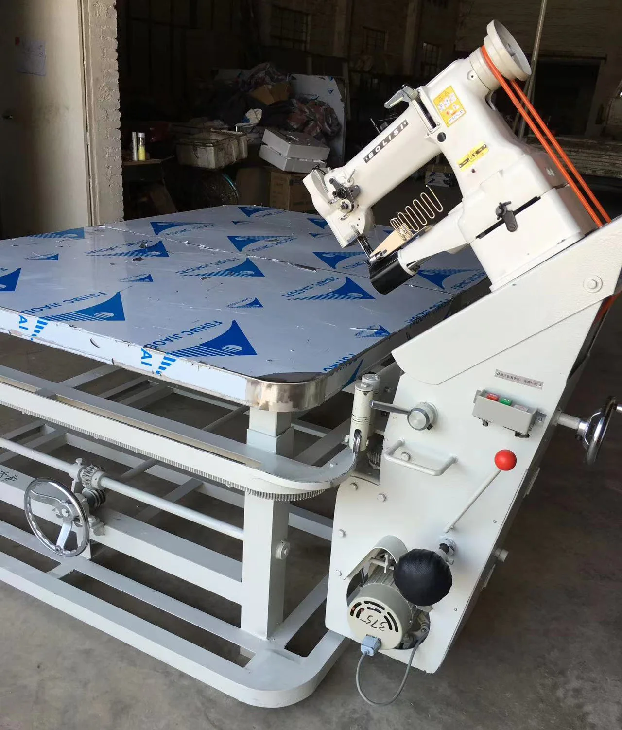 

Автоматическая машина для обшивки матрасов цепным стежком, оборудование для обработки края лентой, швейная техника для мебельной промышленности, состояние: новое