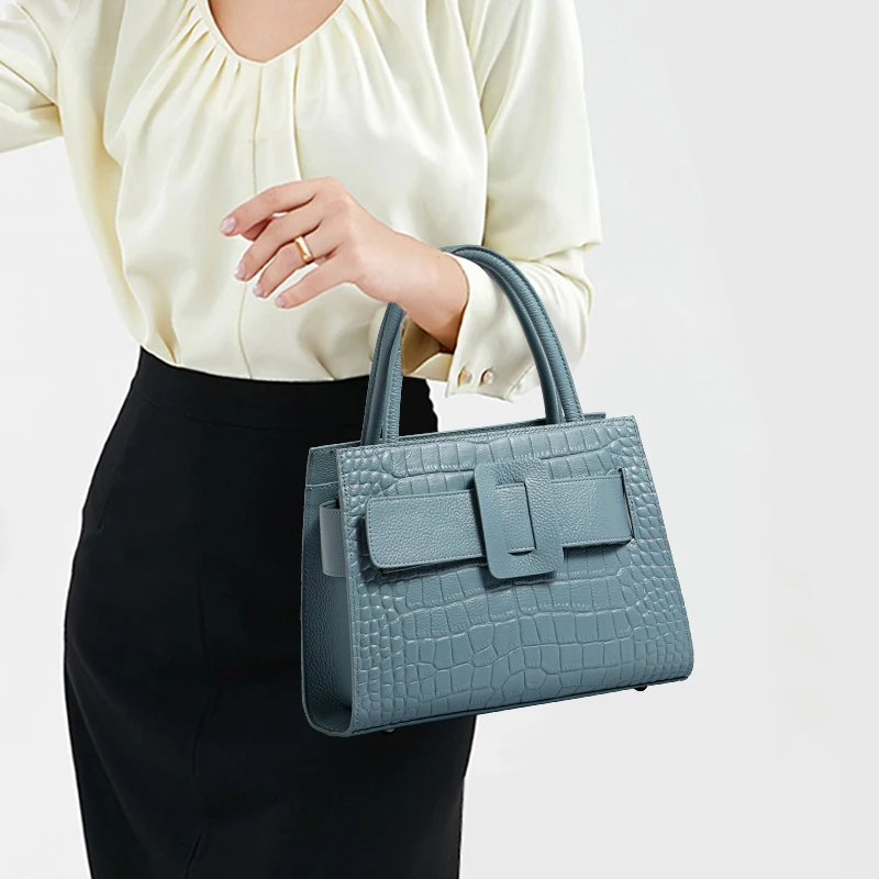 

The first layer of cowhide leather handbag new stylish commuter large-capacity shoulder messenger bag handbag.