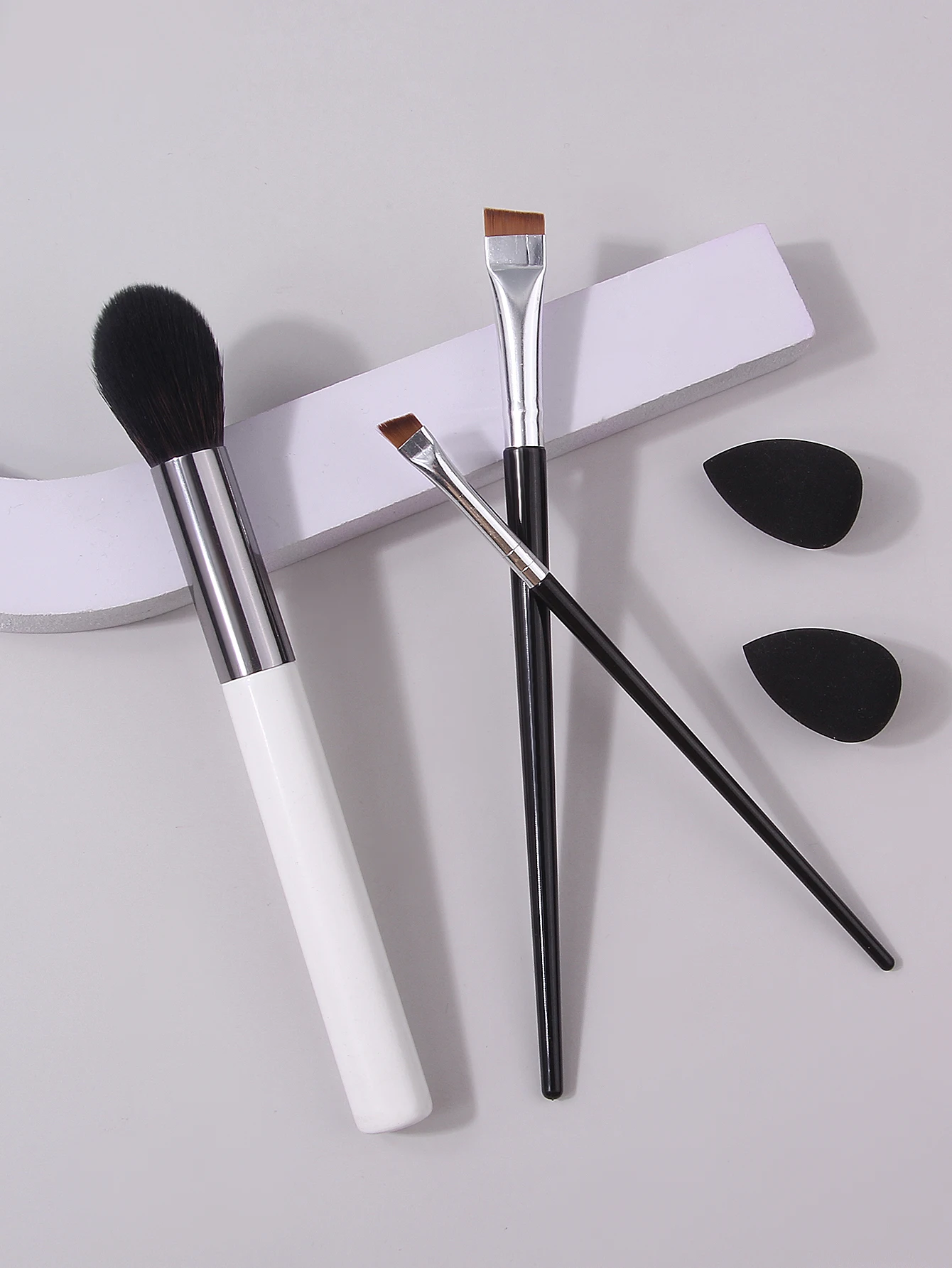 5Pcs Makeup Tools Set, Precision Face Eye Makeup Brushes with 2Pcs Makeup Puff, Soft Cosmetic Brushes for Blush Eyebrow Eyeliner