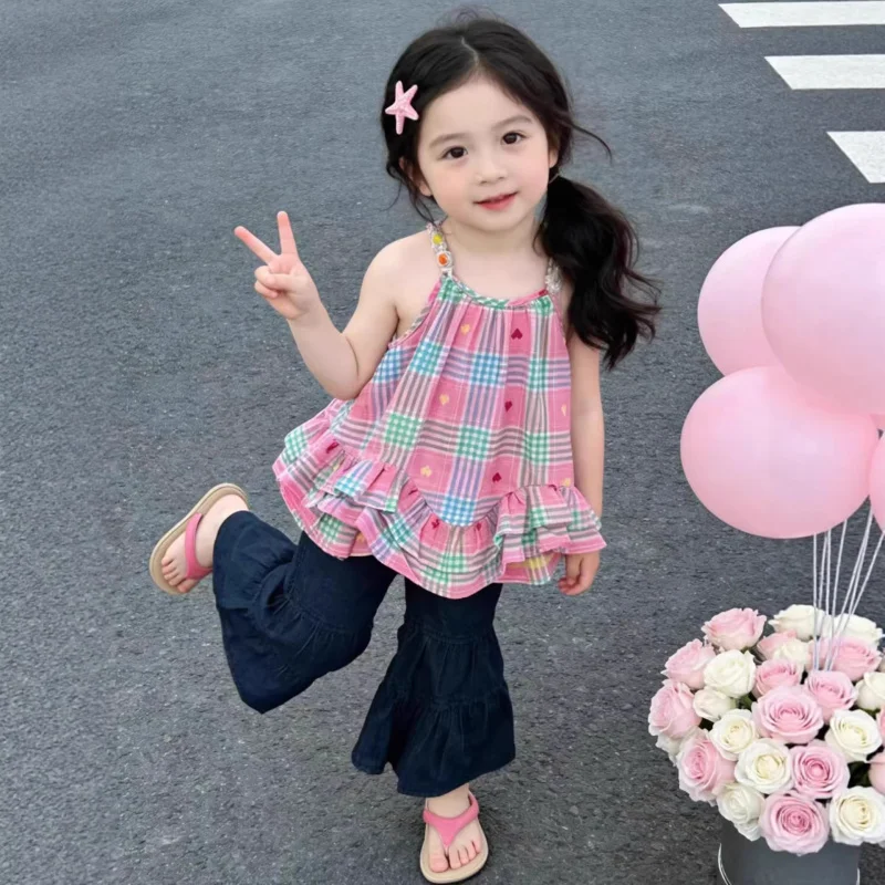 

Детская одежда для девочек: комплект из топа в клетку на бретелях и джинсовых брюк-клеш, новая летняя мода 2026 года