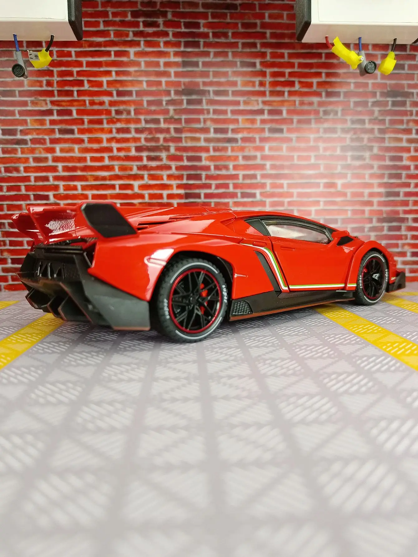 1:24 super sports car alloy car model the doors can be opened has simulated sound and lighting functions good quality