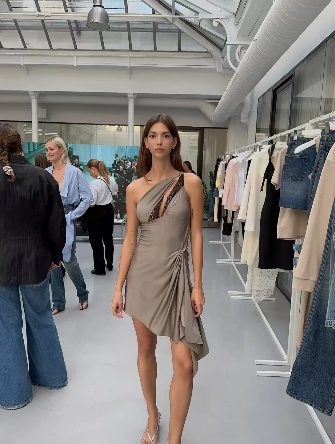 

Шелковый дизайн с вырезами и волнистыми плечами, кружевная отделка Che Dr, сексуальный Unconal Sle, весна, лето, осень, полиэфирное волокно