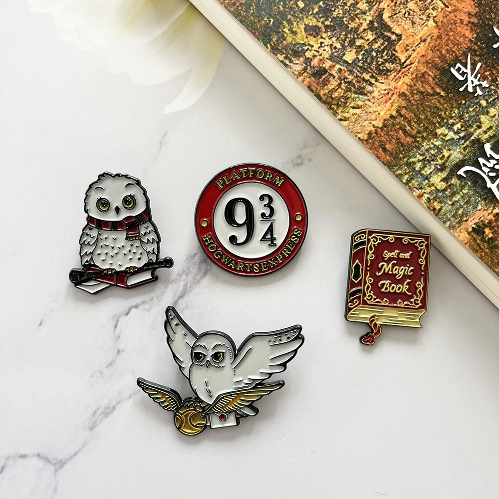 4-teiliges Set Magische Eulen-Buch Emaille-Pins Zauberer-Thema Anstecknadeln für Rucksack Jacke Deko Fantasy-Fan Geschenk Broschen – Detail 2