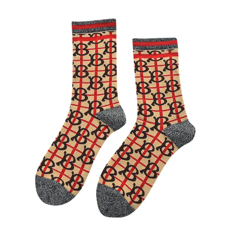 4 أزواج من الجوارب النسائية ذات العلامات التجارية الأوروبية والأمريكية المكدسة بأحرف رياضية على الطراز القديم (مقاس 35-40) #5