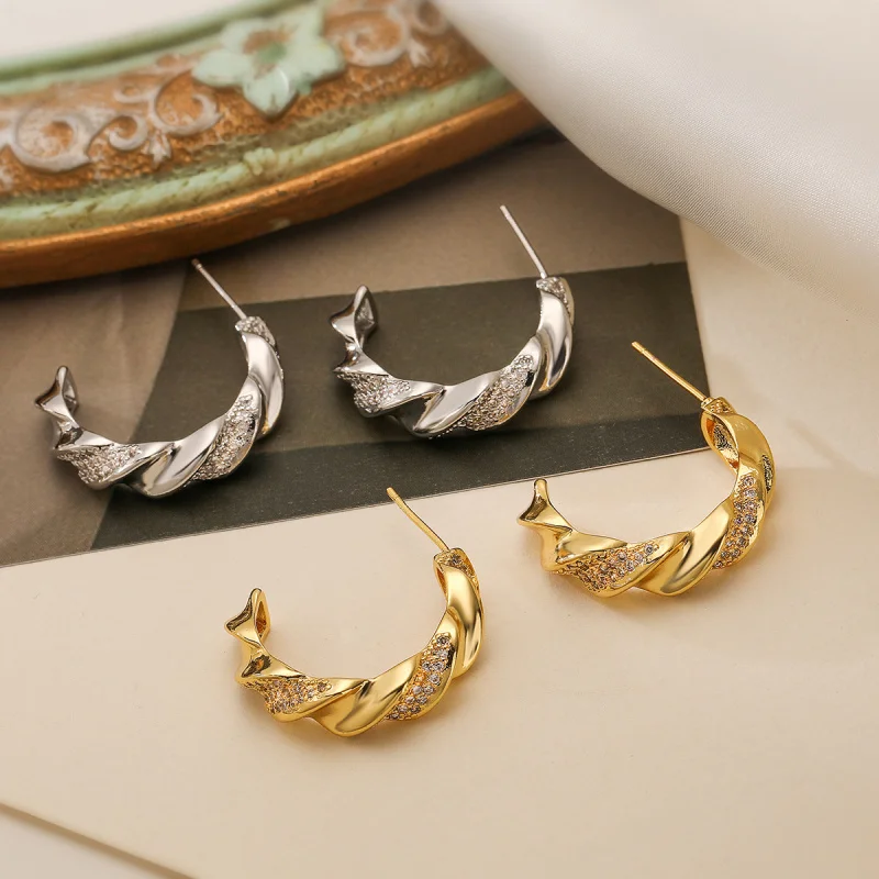 

Новые нишевые высококачественные индивидуальные модные легкие роскошные медные позолоченные серьги C-образной формы с цирконом для женщин