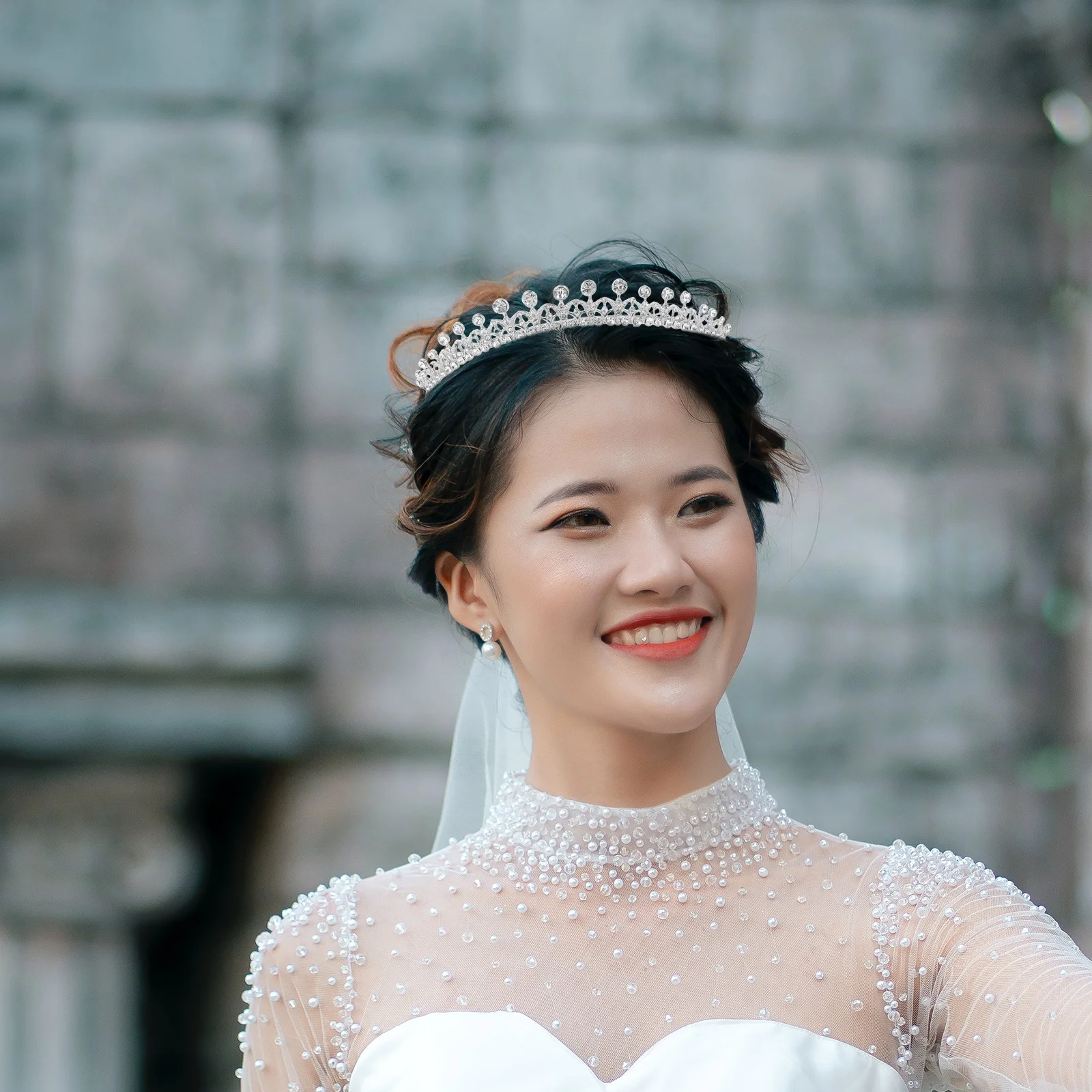 تاج تاج أنيق من حجر الراين للنساء لأعياد الميلاد وحفلات الزفاف وإكسسوارات شعر الزفاف والمناسبات الرسمية وغطاء رأس لوصيفة العروس