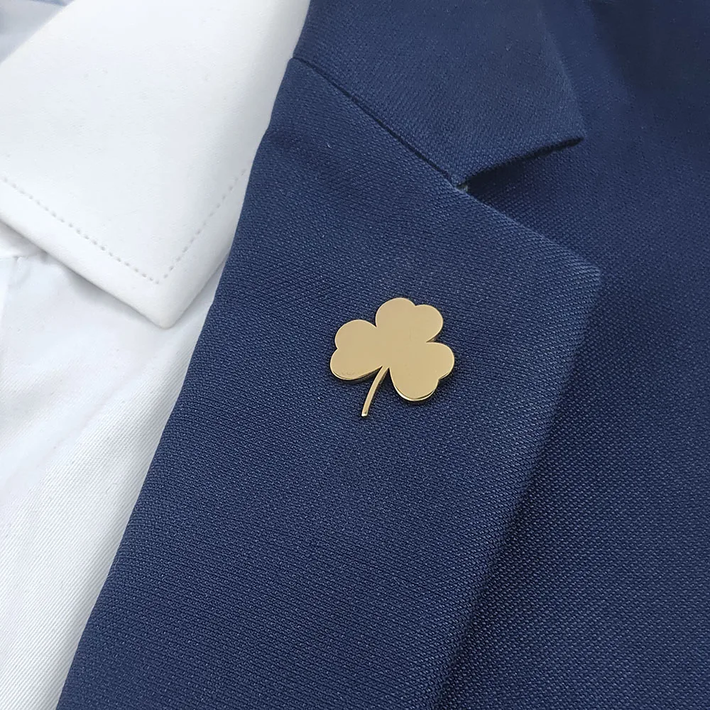 

Metal costume brooch. Golden lucky clover stainless steel brooch, universal chest emblem pin, exquisite and compact gift