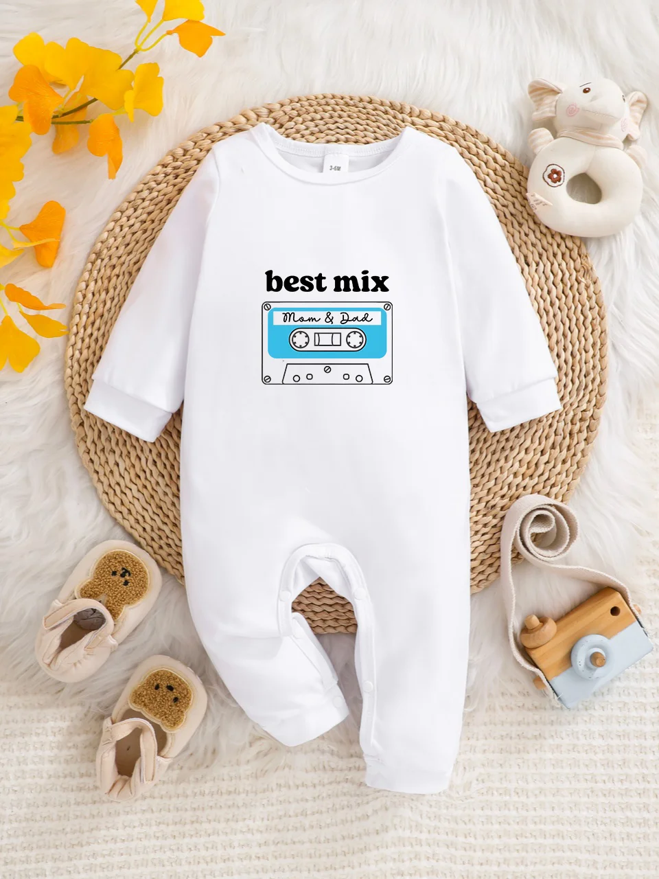 

A baby long-sleeved onesie with interesting letter prints. It features a buttoned design for easy putting on and taking off, and
