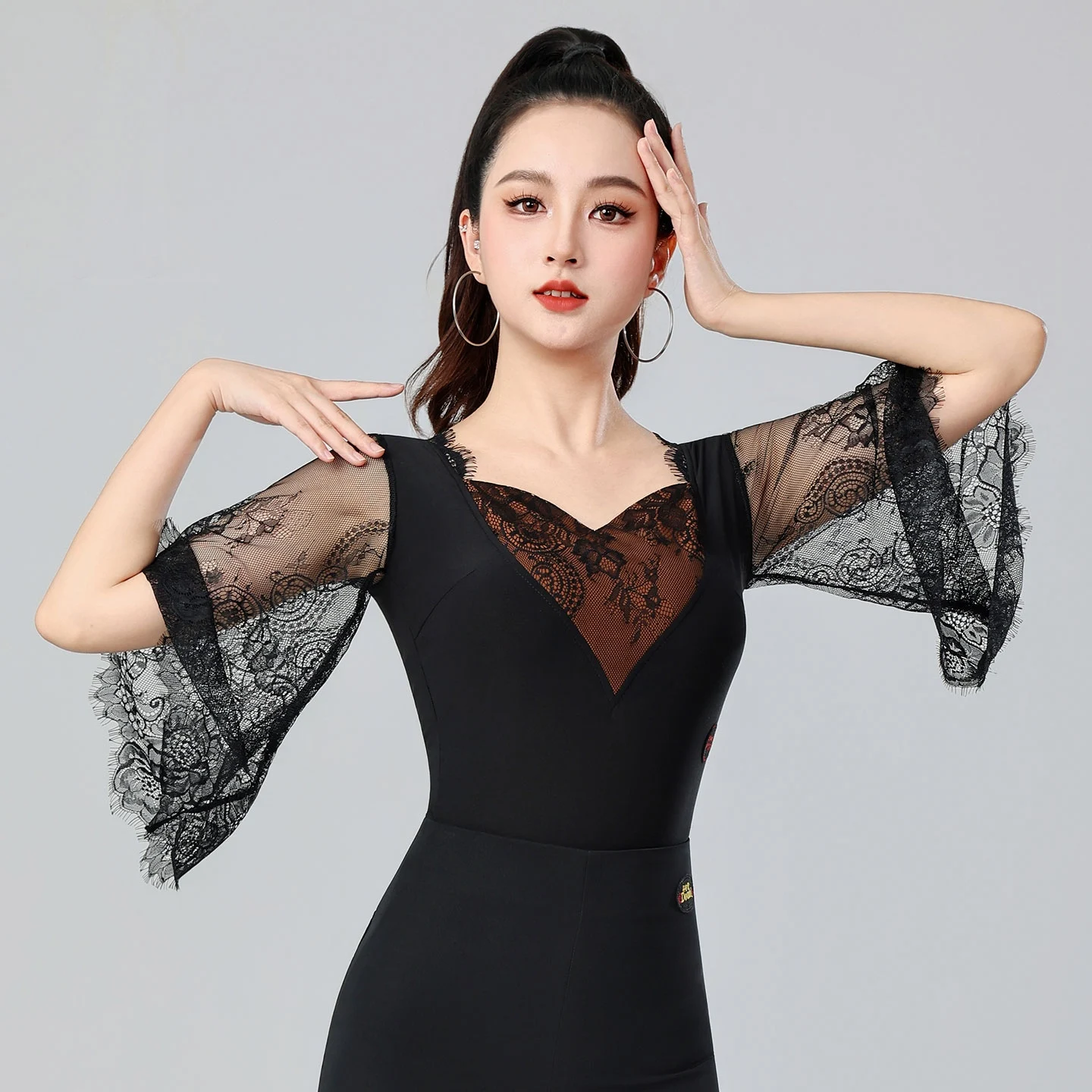 2025 نساء ملابس الرقص الحديثة أسود نصف كم جمبسوت من الدانتيل تشاتشا اللاتينية قاعة الرقص أزياء مسرحية ارتداء DN21353