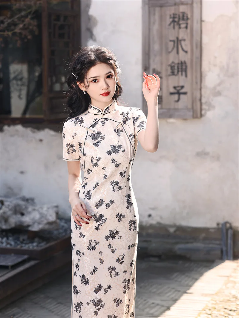 2024 Spring/Summer New Lace Square Front Mid length Qipao Small Fresh Fragmented Flower Low slit Cheongsam