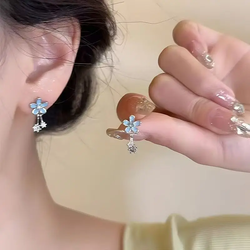 

The exquisite blue flower earrings from South Korea are dazzling jewelry gifts at women's gatherings