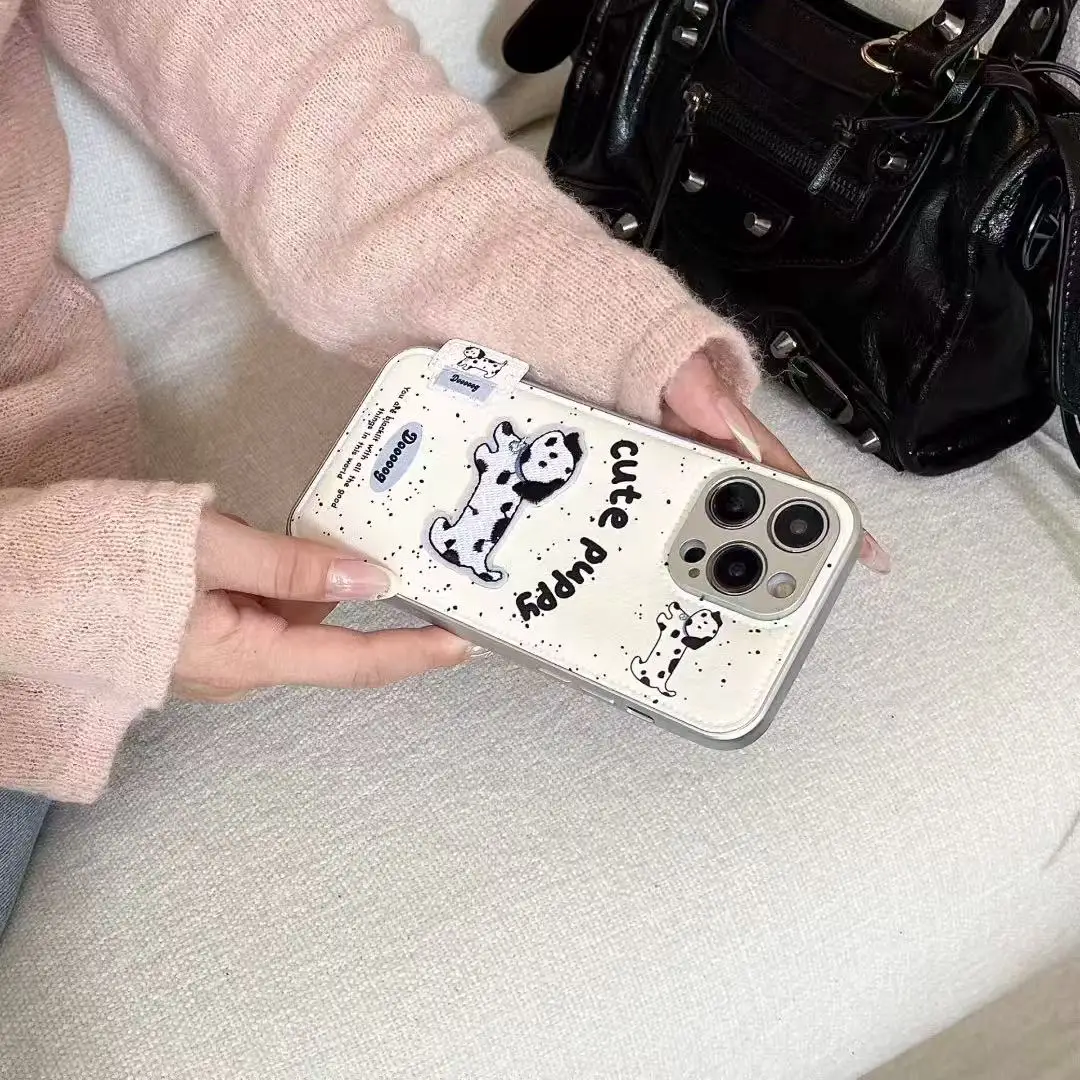 

Защитный чехол для iPhone с прямыми краями, приподнятым дизайном, с крапчатым узором и вышивкой в крапчатый дизайн щенка.