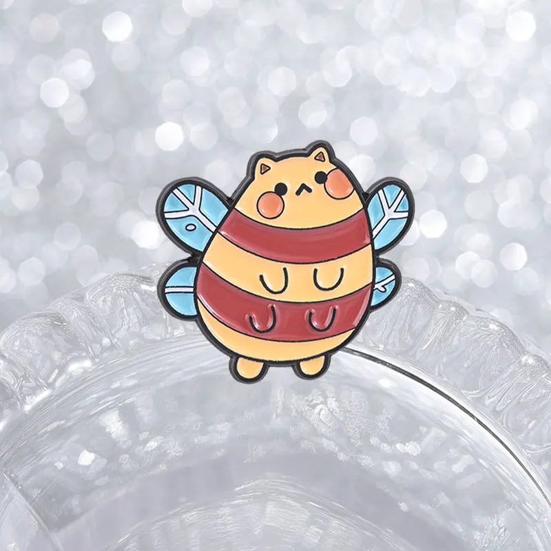Niedliche Bienen-Enten-Kollektion: Emaille-Pins, Frosch-, Gänseblümchen-, Katzen- und Honigbienen-Broschen, Beehaw-Abzeichen, Cottagecore-Tierschmuck, Geschenk – Detail 10