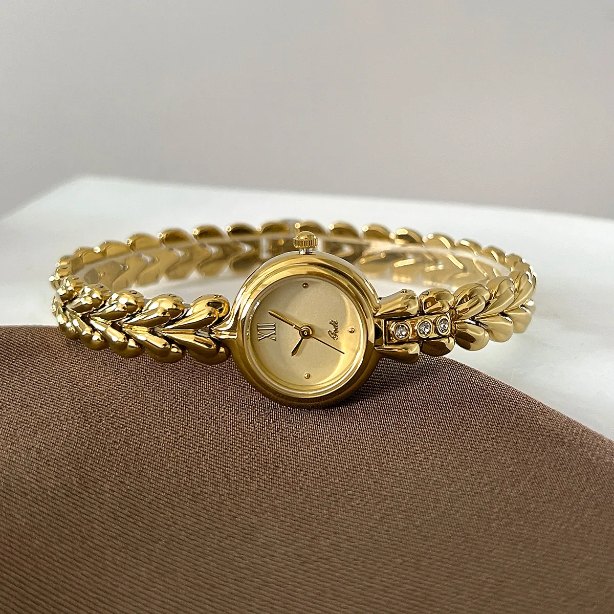 New Women'S Watch With A Silver-Gray Thorn Chain Design, Exquisite And Fashionable, A Delicate And Compact Bracelet Watch.