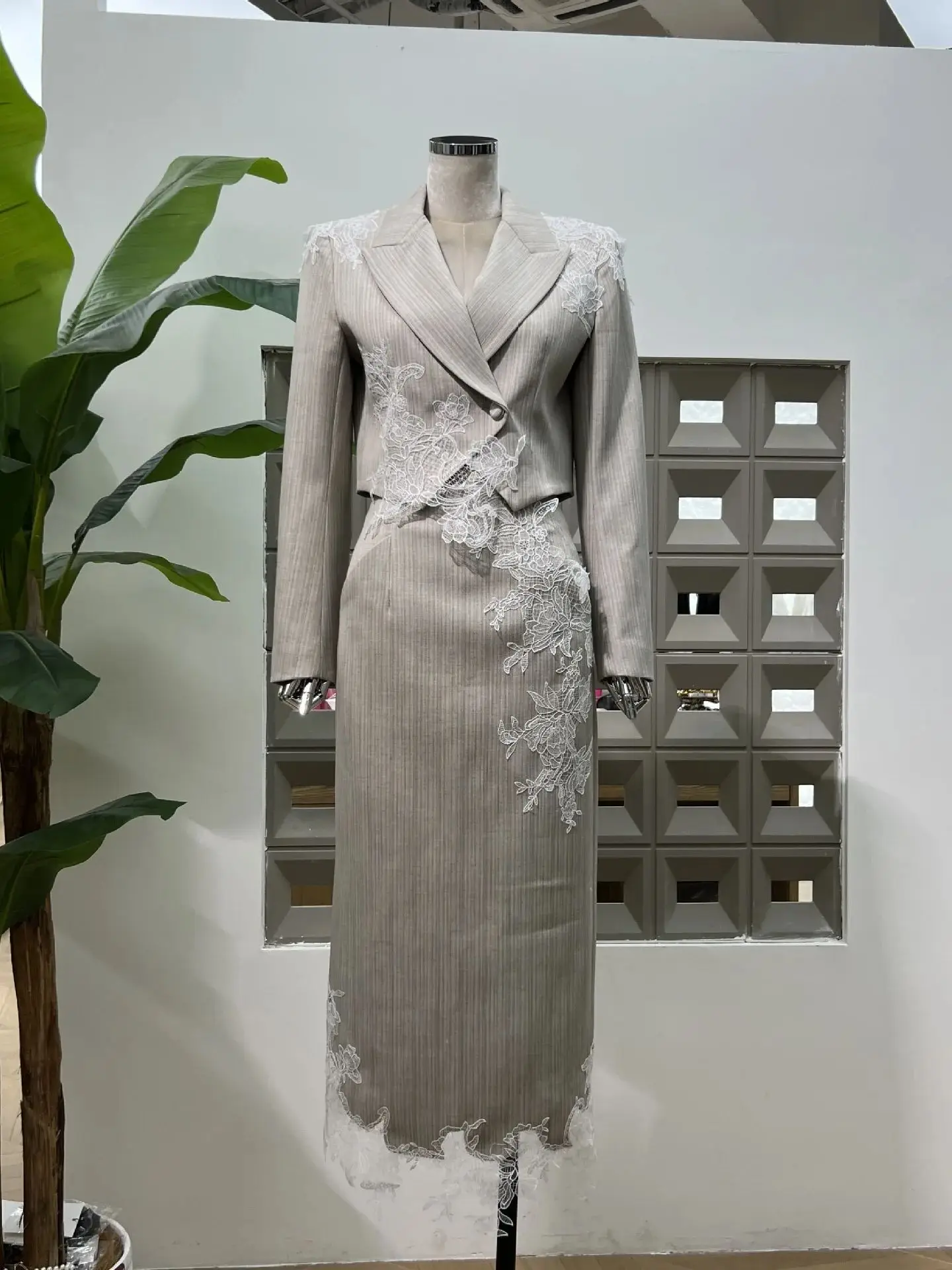 

Women's Designer Lace Applique Short Blazer High Waist Slit Long Skirt Two-Piece Suit Unique Fashion Party Cocktail Evening Gown