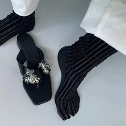 High Quality Designer Style Ins Fashion Split Toe Woman Socks Velvet Vertical Strip Bright Silk Soft Two-Toed Japanese Tabi Sox