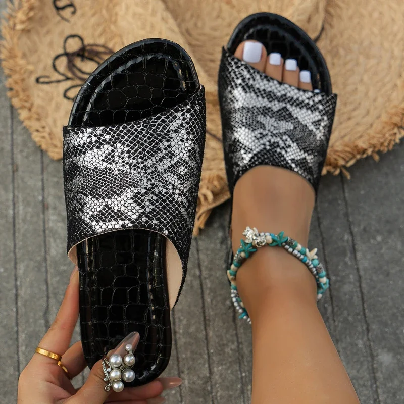 Sandals for women in large size with flat bottoms and exposed toe snake print beach sandals