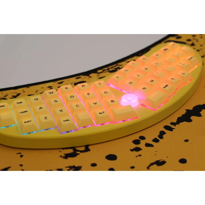 لوحة مفاتيح ميكانيكية مريحة للألعاب على شكل موز كبير مع 48 مفتاحًا RGB قابل للتبديل السريع تدعم مفتاح عبر الجسم المحوري الذي يمكنك صنعه بنفسك