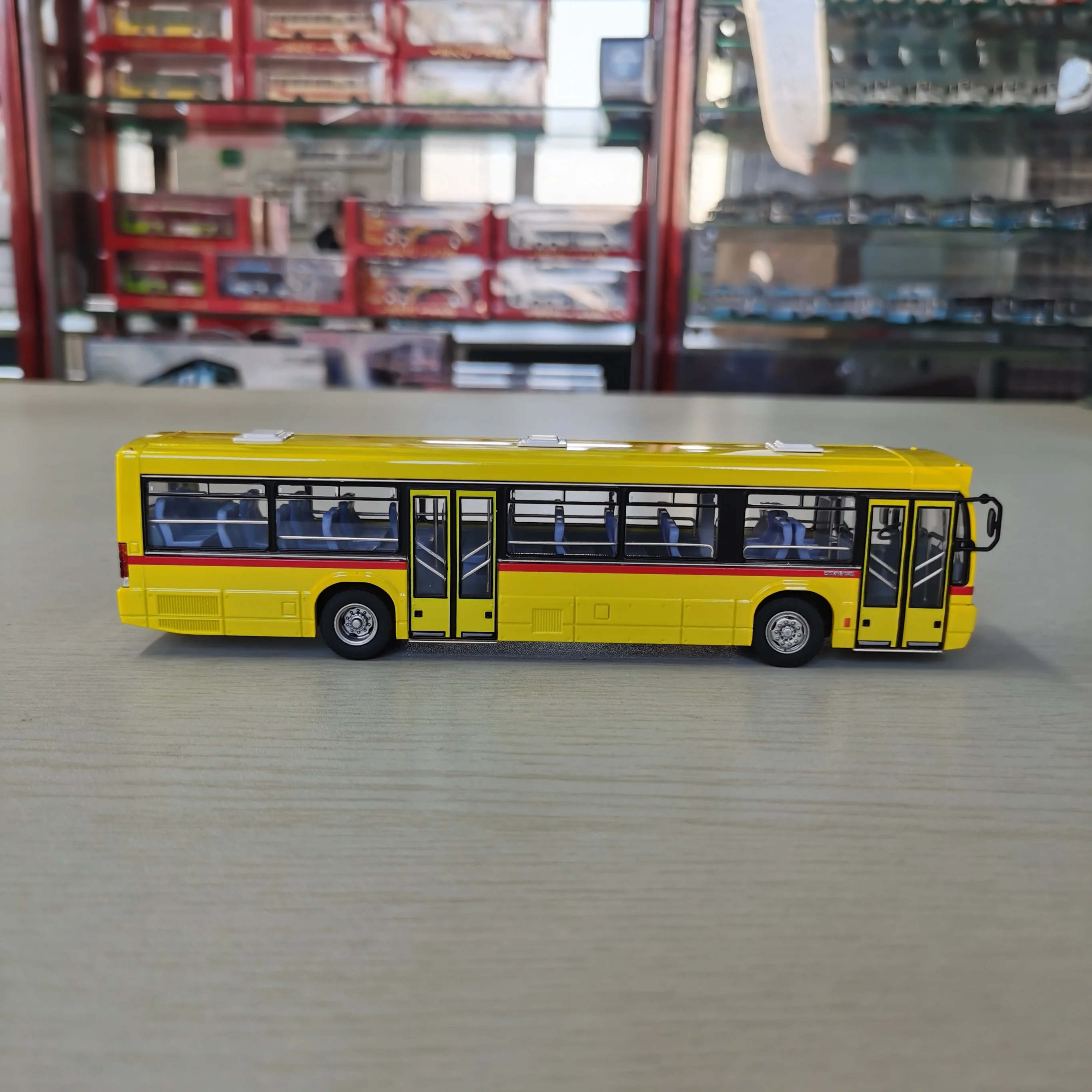 Diecast 1:64 Maßstab Auto Shadow Shiguang DD6121HS Gelb Meer Bus Auto Modell Sammeln Spielzeug Geschenk Souvenir Display Ornament