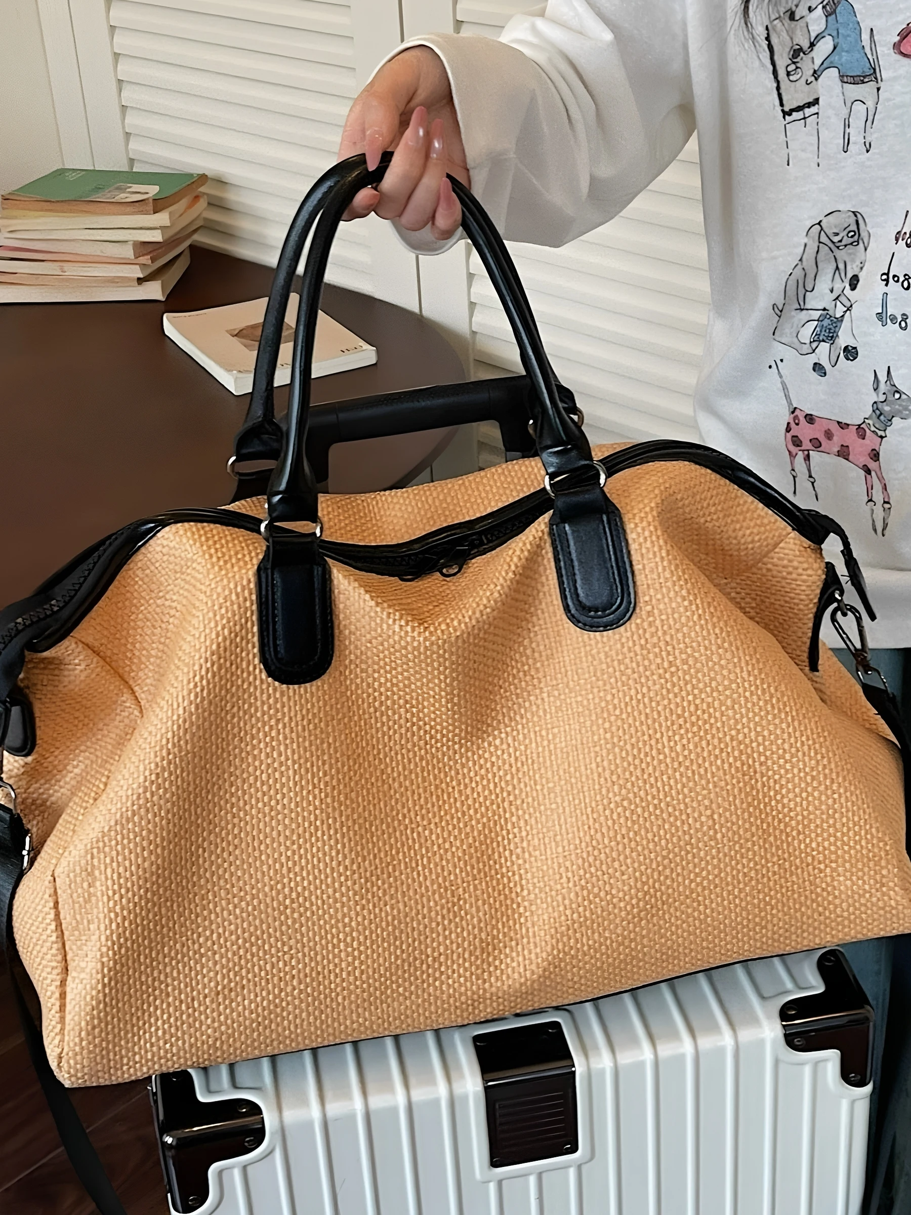 borsa-sportiva-capiente-ideale-per-brevi-viaggi-e-trasferte-di-lavoro-da-portare-a-mano-o-a-spalla-perfetta-per-riporre-oggetti-durante-le-attivita-all’aperto