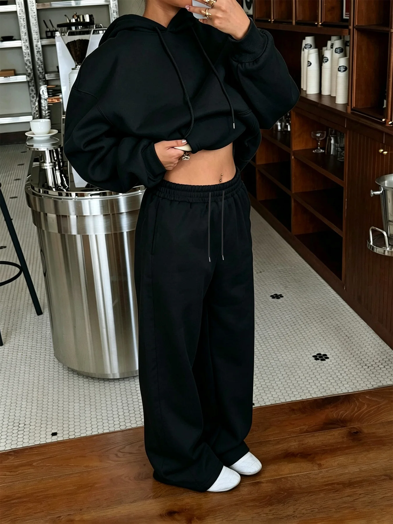 2-teiliges Set: Lässiges Damen-Sweatshirt mit Kordelzug und Taschen, langärmlig, kombiniert mit lockerer, entspannter Hose mit Kordelzug. Gefertigt – Detail 3