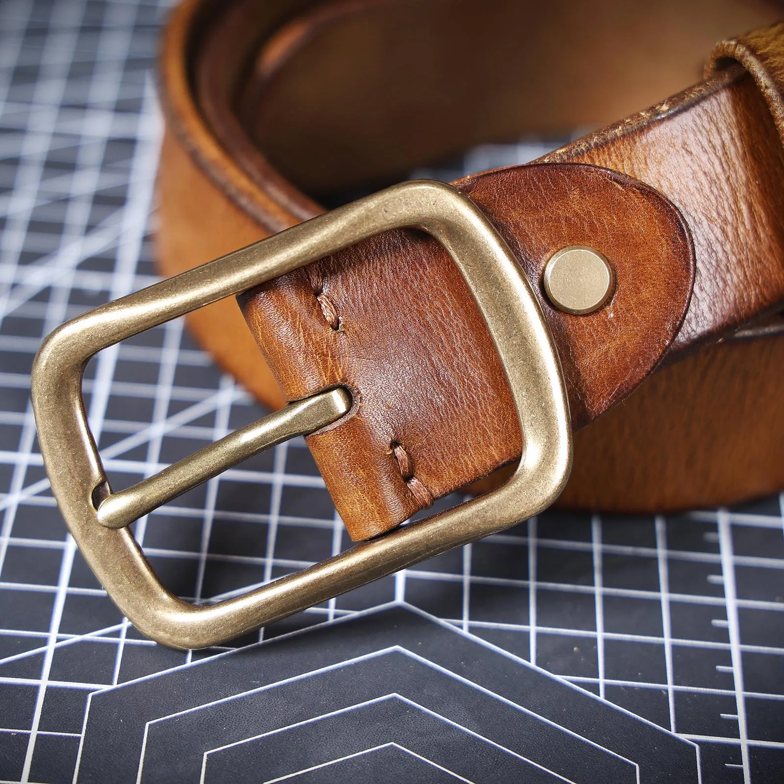 Vintage Echtleder-Herrengürtel mit Massiver Messingschnalle, Lässiger Dornschließen-Gürtel mit Geschenkbox, Verstärktes Italienisches Rindsleder – Detail 26