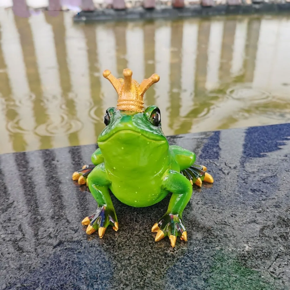 

Study Wearing Crown Miniature Frog Statues Handmade Resin Material Frog Figurines Cute Frog Ornament Patio