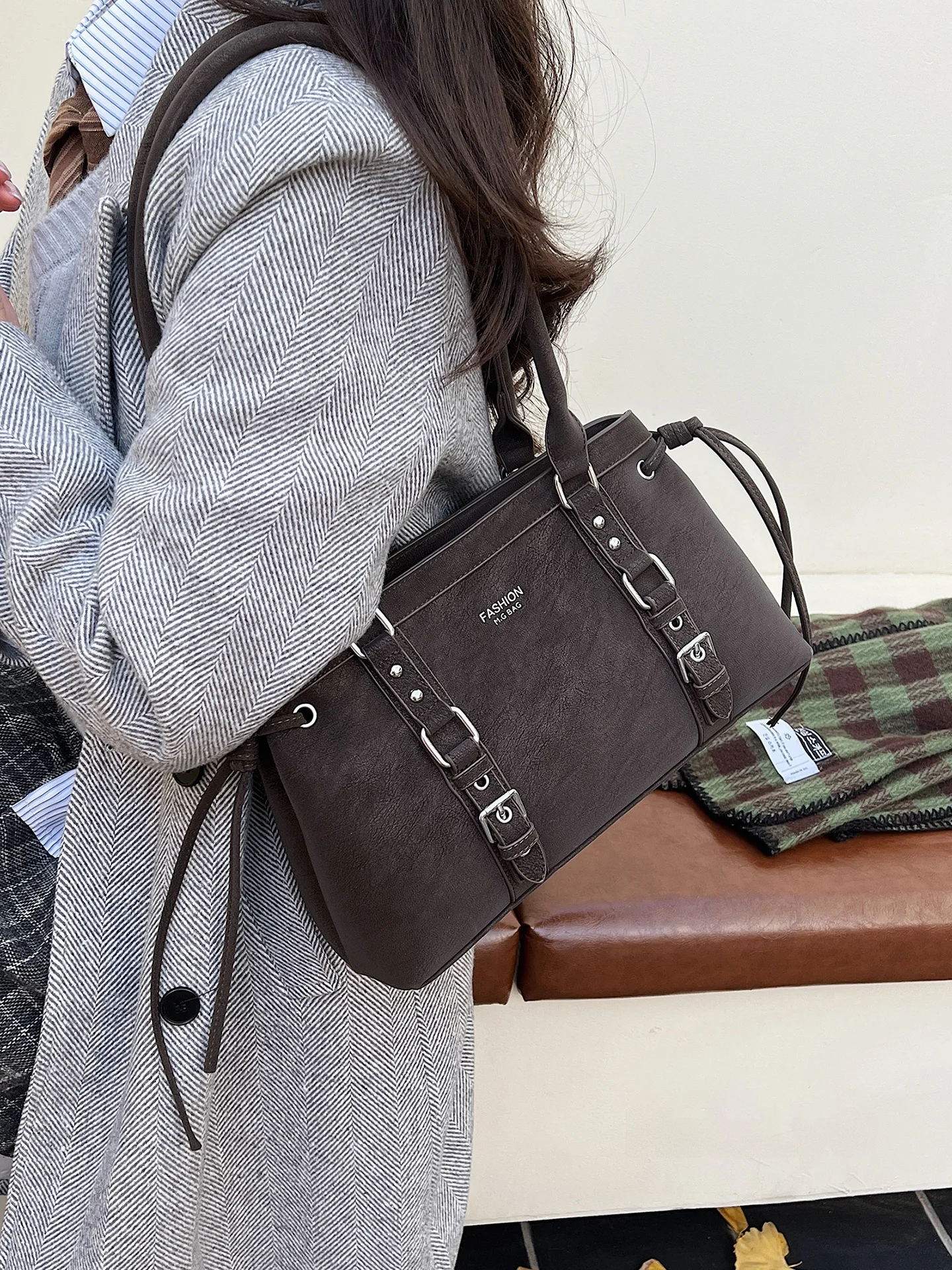 

Ретро-сумка через плечо для женщин в байкерском стиле, большая вместительная сумка-тоут, повседневная сумка на одно плечо, простая и модная, 2026