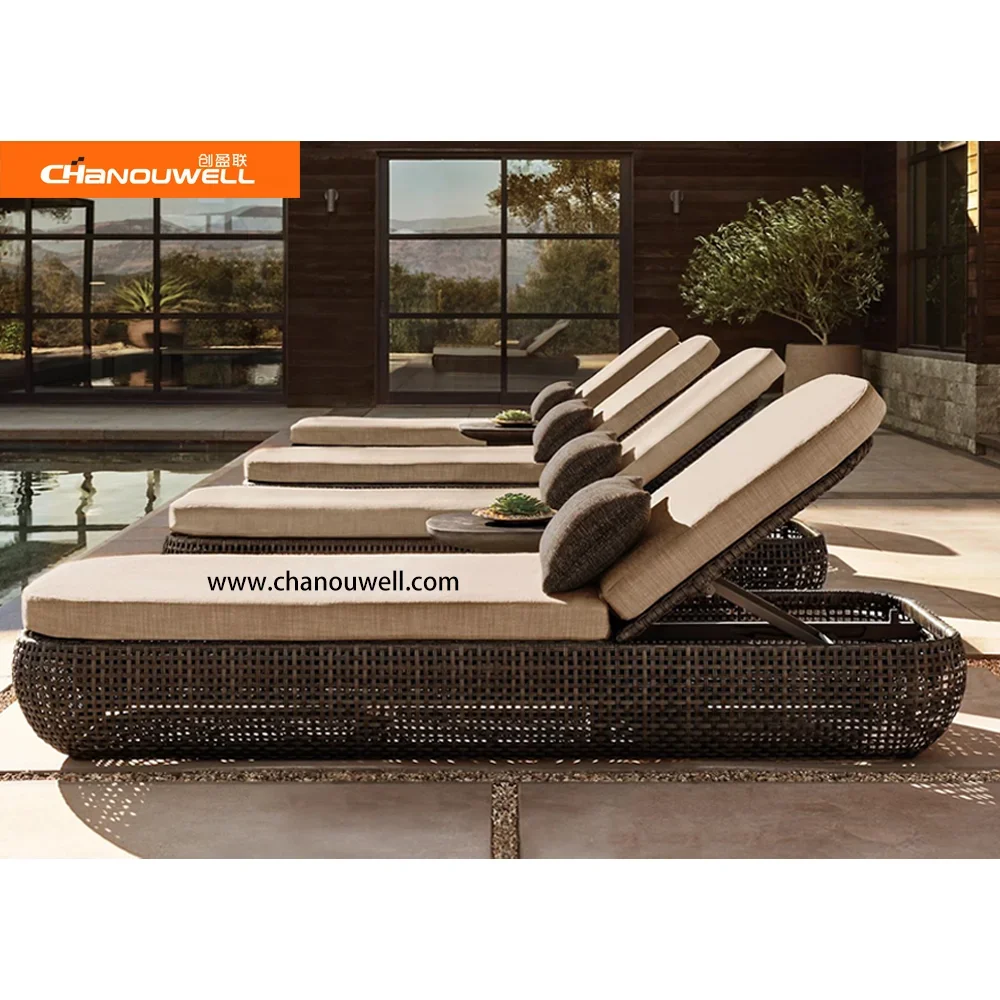 Top Quality Luxury PE Rattan Sun Lounger with Natural Wood Look for Outdoor Relaxation Pation Garden Hotel