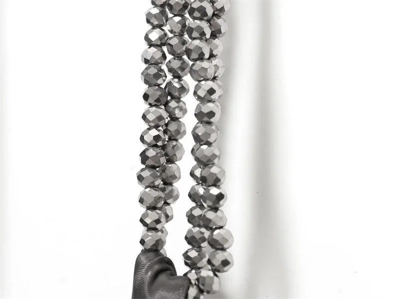 Abito da donna 2025 Autunno Nuovo stile Abito lungo in raso con perline asimmetrico grigio Elegante e grazioso