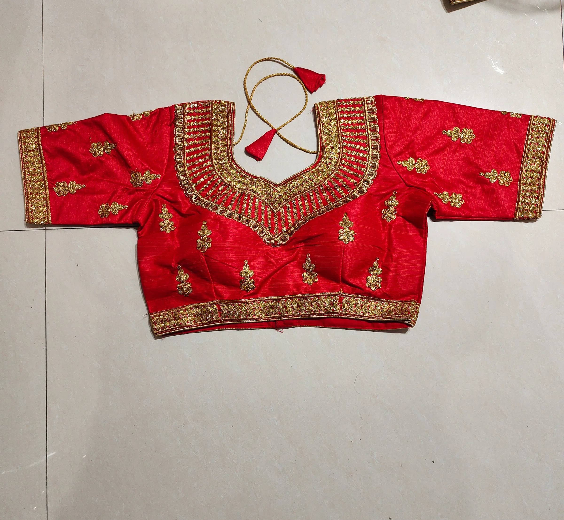 ndian sari paired with matching short top, belly dance, Indian dance studio performance, Dunhuang dance, gold, black, red