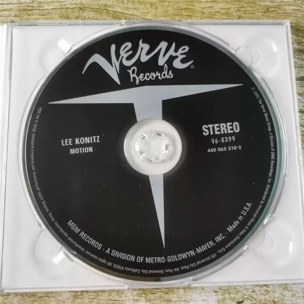 CD Lee Konitz Motion هذا الألبوم عبارة عن أعمال جاز كلاسيكية رائعة من Lee Konitz، تم تسجيلها عام 1961.