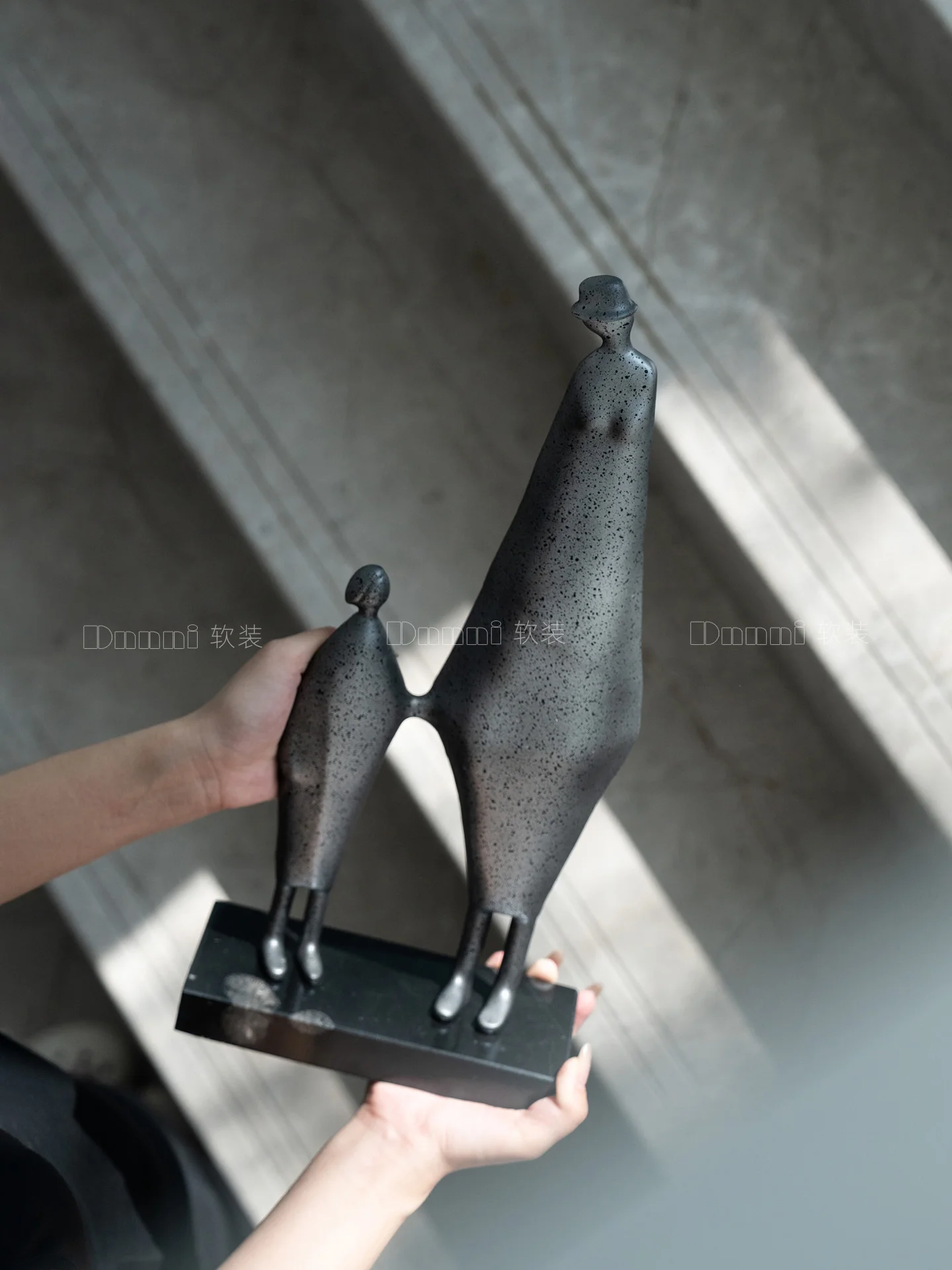 Holding Hands Abstract Figure Metal Marble Sculpture Art Ornament Home Tv Cabinet Living Room Modern Decorations For Gifts