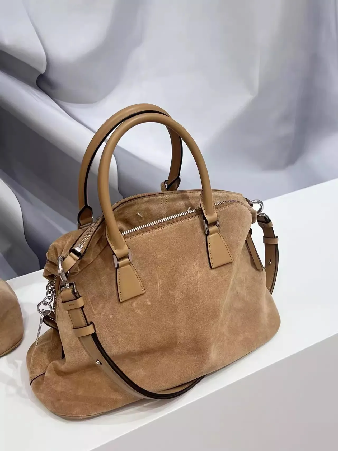 

Новая модная сумка из искусственной кожи, универсальная сумка через плечо для женщин, повседневная, простая, с застежкой-молнией.