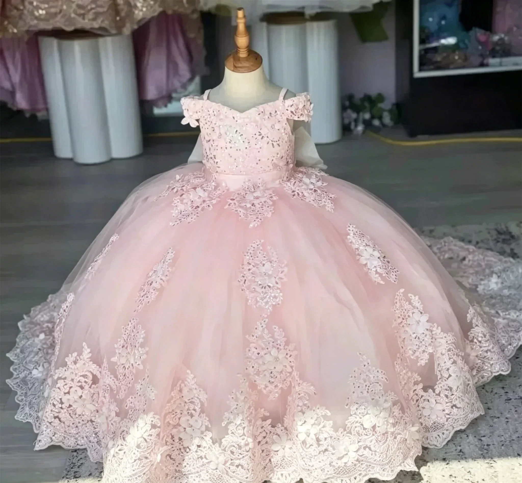 Maßgeschneiderte weiße Blumenmädchenkleider für Hochzeiten, Spitzenapplikationen, für Kinder, Neugeborene, Party, Federn, Perlen, Erstkommunion, Ballkleid – Detail 5