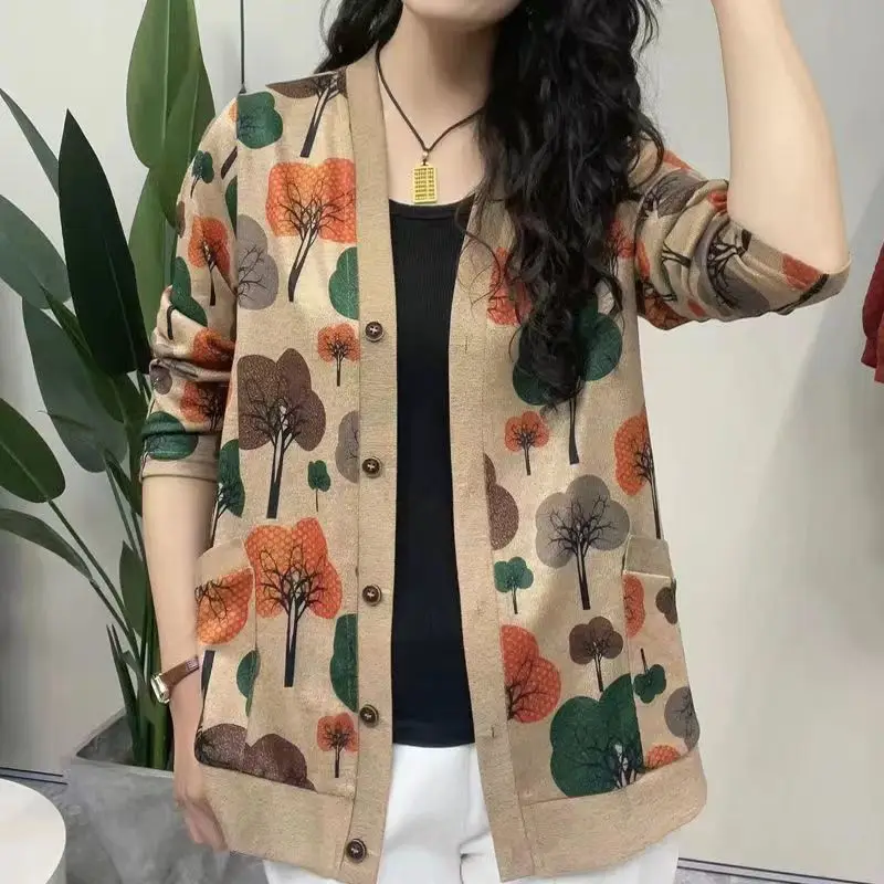 Fashionable Spring and Autumn Little Flower Coat Looks Thin Loose and Stylish 2024 New Mom Long Sleeve Knitted Cardigan Top